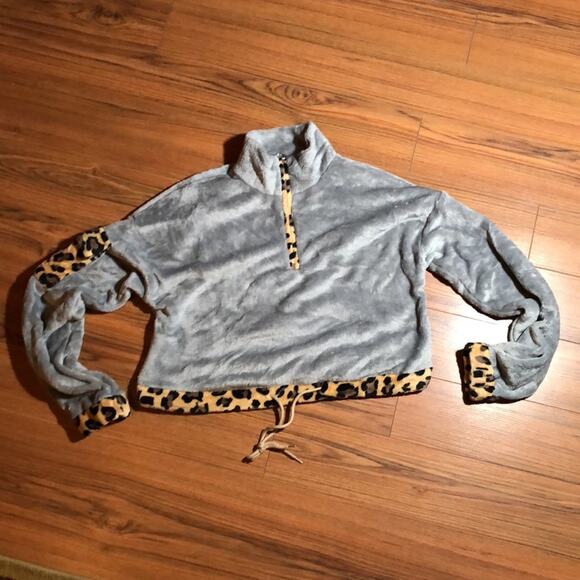 NEW Women's Leopard Print Crop Top Pull Over Sweatshirt Size Small - Picture 2 of 6